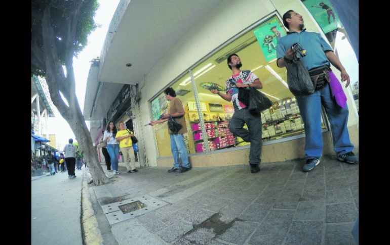 Vendedores ambulantes frente al mercado Corona. EL INFORMADOR / A. Camacho