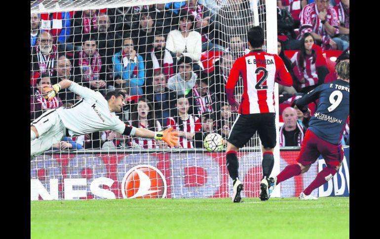 Gol de oro. Fernando Torres mantiene a los Colchoneros en la pelea por el título. EFE /
