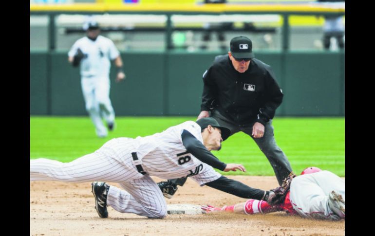 Tyler Saladino (i), de los Medias Blancas de Chicago, intenta dejar fuera a  Mike Trout, de Anaheim, quien se barre en segunda base. EFE / T. Maury