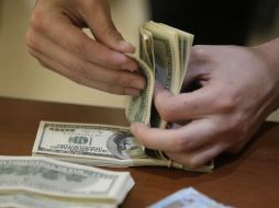 Se espera un tipo de cambio cotizando entre 17.18 y 17.48 pesos por dólar. AP / ARCHIVO