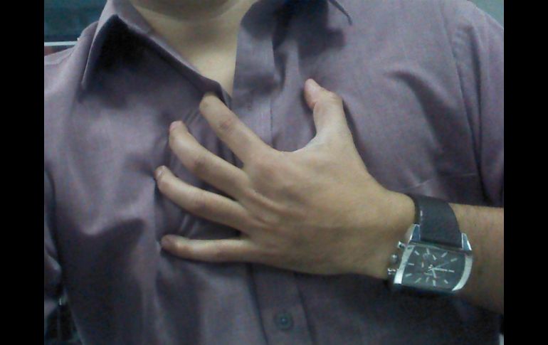 Los síntomas de un ataque al corazón son dolor agudo en el pecho, sudoración, falta de aire, fatiga y cansancio. EL INFORMADOR /