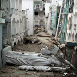 Tras terremoto, Ecuador busca espacio para sus fallecidos