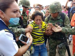 Una mujer llora después de conocer que su hermano es una de las víctimas moratales en la planta de Coatzacoalcos. AFP / I. Carvajal