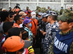 Desde temprana hora, decenas de familiares de obreros se encuentran en la puertas del complejo de Pajaritos. EFE / A. Hernández