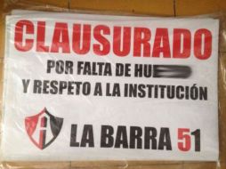 Integrantes de los grupos de animación rojinegros acudien con carteles y pancartas de ''Clausurado''. TWITTER / @lafamosabarra51