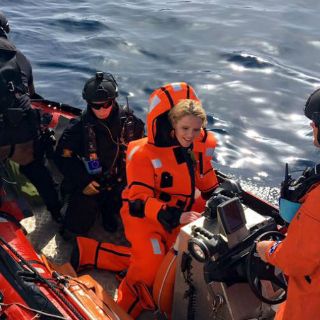 Ministra noruega salta al mar para sentirse como refugiada