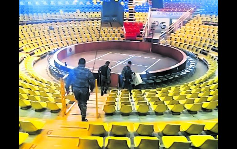 Elementos de la FGE revisan el palenque de las fiestas de Tepatitlán, donde fueron detenidos dos sujetos en posesión de droga. ESPECIAL /