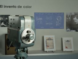 La primera cámara para grabación a color inventada por Guillermo González Camarena, además del registro que acredita a su inventor. ESPECIAL / PALCCO