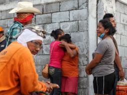 Mientras continúa el recuento de los daños por la explosión en Pajaritos, decenas de familiares esperan informes. AP / F. Márquez