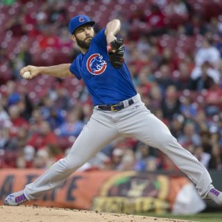 Jake Arrieta lanza sin hit en paliza de Cachorros ante Rojos