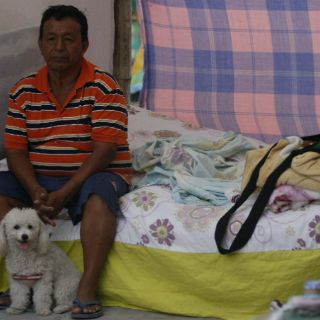 Ecuatorianos prefieren dormir a la intemperie