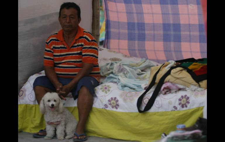 Rescatistas temen que las enfermedades transmitidas por mosquitos se propaguen por los campamentos. EFE / C. Escobar