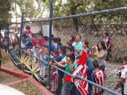 Los pequeños seguidores de Chivas se quedaron con las ganas de poder acercarse a asus jugadores favoritos. EL INFORMADOR / M.Valdez