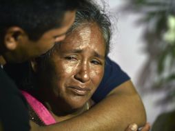 Sólo un integrante de la familia ingresa a identificar a los suyos; aunque algunos cuerpos están completamente calcinados. AFP / Y. Cortez
