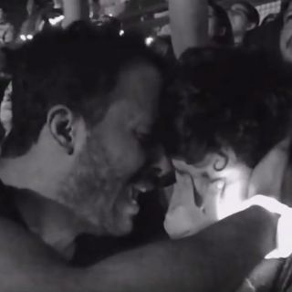 Niño con autismo en concierto de Coldplay conmueve en redes
