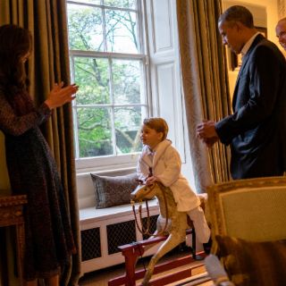 Obama se reúne con la realeza británica