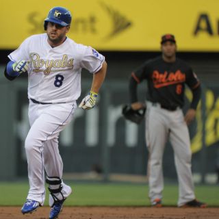 Young y Moustakas encabezan triunfo de los Reales