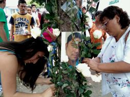 Familiares de las víctimas colocan una ofrenda floral en un árbol afuera de la Clínica 36, en Coatzacoalcos. SUN / A. Acosta