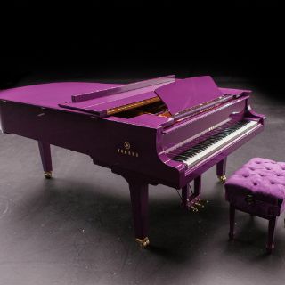 Prince compró piano morado personalizado para salir de gira