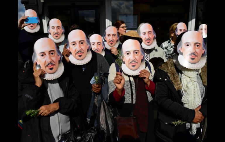El evento conmemorativo se llevó a cabo en Stratford, lugar en el que el dramaturgo inglés nació y murió. AFP / L. Neal
