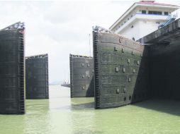 Las enormes compuertas dejan salir las aguas de la esclusa, ya a nivel con el océano. EL INFORMADOR / P. Fernández Somellera