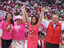 La candidata Alcala (centro) espera darle voz a las mujeres poblanas. ESPECIAL /