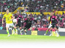 Felipe Baloy se lanza para despejar de cabeza uno de los tantos servicios al área por parte de los leoneses. EL INFORMADOR / M. Vargas