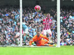 El portero del Stoke City, Shay Given, observa cómo el balón disparado por el brasileño Fernando se va a las redes. AP /