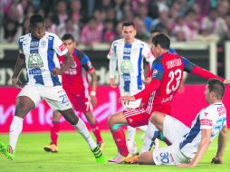 El delantero de Chivas, Ángel Zaldívar (centro), recibe la falta del defensa central del Pachuca, Omar González. MEXSPORT /