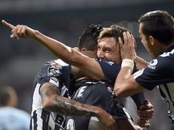 Nery Cardazo es abrazado por sus comapñeros luego del gol que le aseguro al Monterrey el liderato del torneo. EFE / M.Sierra