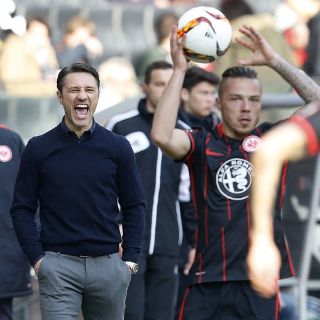 Marco Fabián ve triunfo del Eintrach en la banca