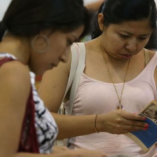 Intercambian libros en el Metro de la Ciudad de México