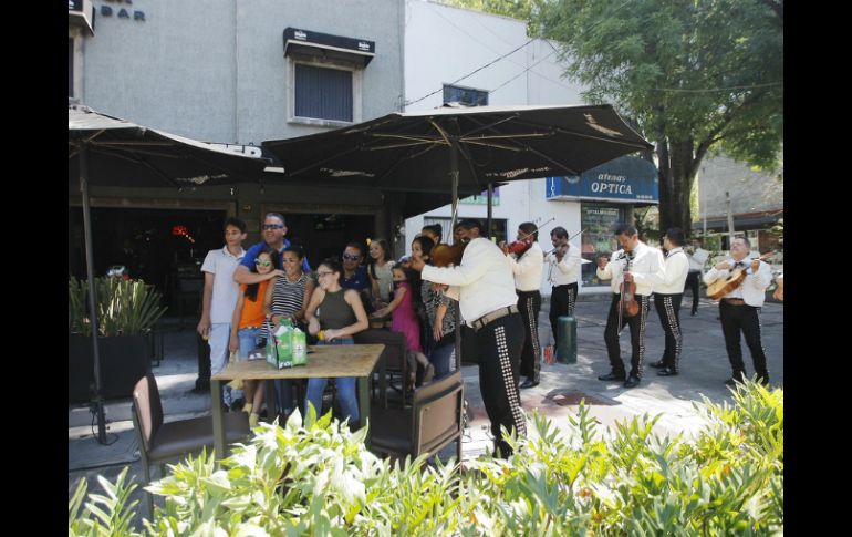 A lo largo del día, los mariacheros irán desfilando por todos los negocios repartidos en las nueve cuadras. ESPECIAL / Gobierno de Guadalajara