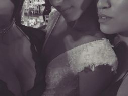 Postea una serie de imágenes en blanco y negro en las que se le ve a ella, a West y otros amigos haciendo poses sensuales. INSTAGRAM / @kimkardashian