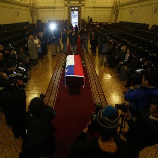 Entregan restos de Pablo Neruda a su familia