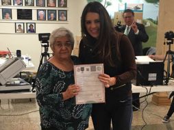 En la imagen, María (izq) una de los connacionales que recibieron su acta de nacimiento. TWITTER / @SRE_mx