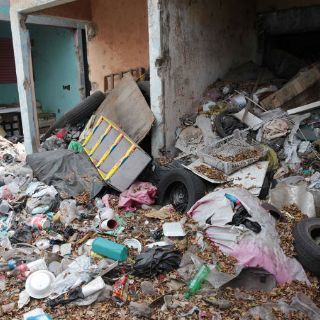 Familias comparten plaza abandonada