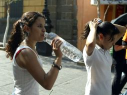 Lo más recomendable es ingerir agua natural en lugar de bebidas azucaradas para evitar la deshidratación. EL INFORMADOR / ARCHIVO