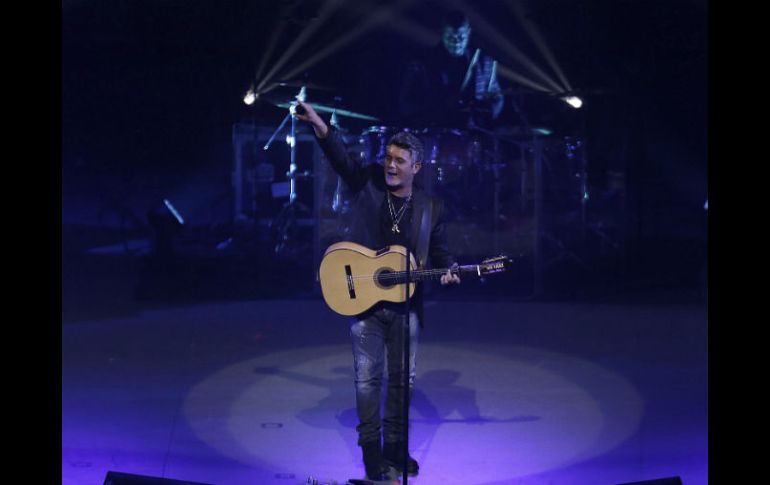 Sanz ofreció un concierto ante miles de personas reunidas en  Asunción, Paraguay. SUN / ARCHIVO