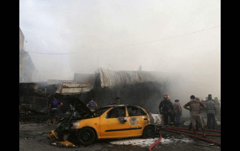 La explosión causó importantes daños materiales en edificios, vehículos y locales comerciales de la zona. AP / K. Mohammed