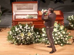 Su último viaje. Cientos de tapatíos acompañaron el ataúd del ex director musical del Mariachi Vargas de Tecalitlán. EL INFORMADOR / A. Hinojosa