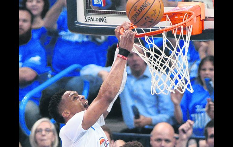 La figura. Russell Westbrook, de Oklahoma, clava el balón ante la marca de Justin Anderson, de Dallas. EFE / l. Smith