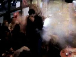 En el video se ve que el tipo cubre su rostro antes de que los explosivos detonen. ESPECIAL /