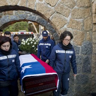 Pablo Neruda vuelve a ser enterrado en Isla Negra