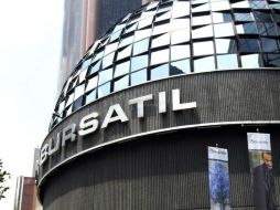 En los primeros minutos de actividad en la plaza bursátil mexicana es operado un volumen de 4.671 millones de títulos. NTX / ARCHIVO