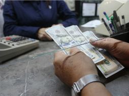 Estiman que durante la sesión el tipo de cambio cotice en un rango entre 17.30 y 17.55 pesos por dólar. EL INFORMADOR / ARCHIVO