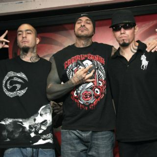 Cartel de Santa 'coquetea' con Lady 100 Pesos