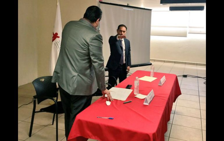 El titular de SSJ, Antonio Cruces Mada, tomó protesta a Montiel Hernández como nuevo titular del Seguro Popular. TWITTER / @saludjalisco