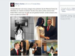 Santos aparece en las fotos con un pronunciado escote, besando a su marido en el interior del despacho. FACEBOOK / Milena Santos
