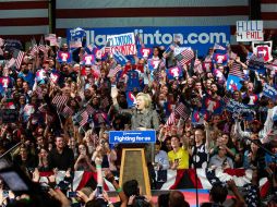 Hillary Clinton con simpatizantes, anoche en Filadelfia. AFP / E. Muñoz